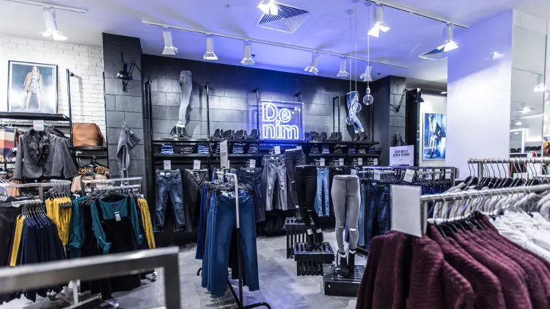 Światło, które sprzedaje – jak oświetlać sklepy odzieżowe